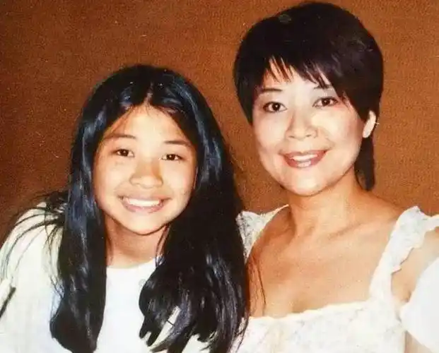 她是配角天后,30岁拍风月片引争议,离婚后与同性女友生活幸福!