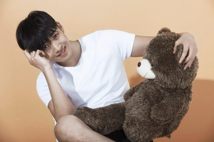 艺乐专访刘栋豪在喧嚣的王国里独自抚平坎坷