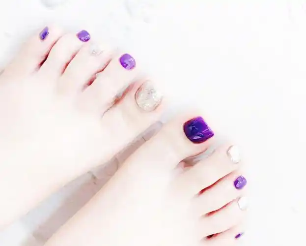2021新款紫色撞色显白脚趾甲美甲 【图】