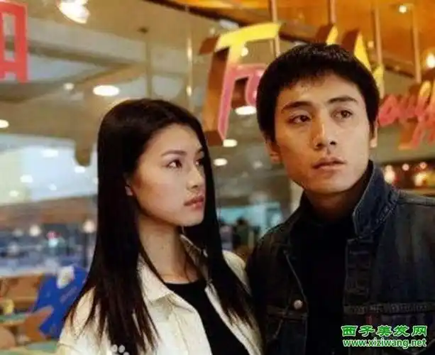 作为知名女演员身份的于娜,在2000年的时候,于娜作为新丝路模特大赛的