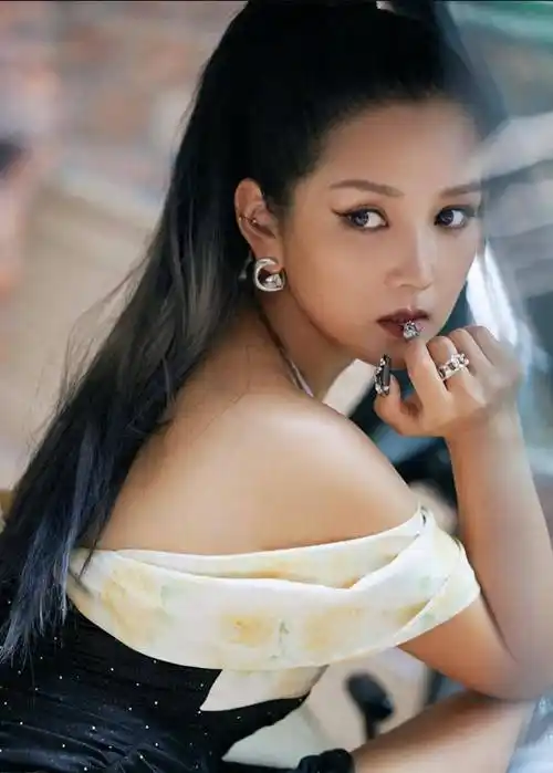 何洁最近的照片变瘦了,更漂亮了!