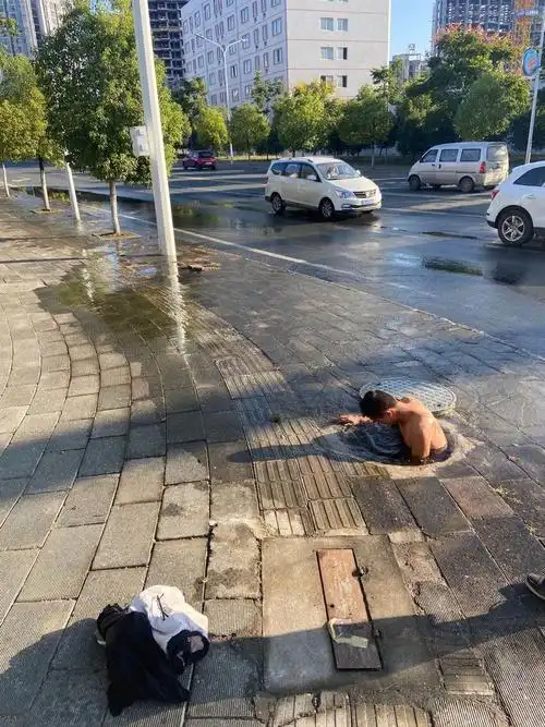 清晨再现水务哥水管爆裂小伙光膀子憋气潜水关阀门