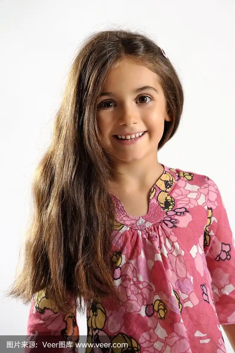 漂亮活泼的棕色长发小女孩