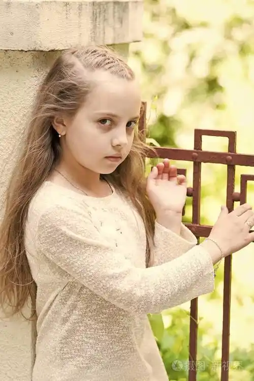 小女孩长头发看起来可爱和温柔, 特写.女孩与柔软的辫子发型.