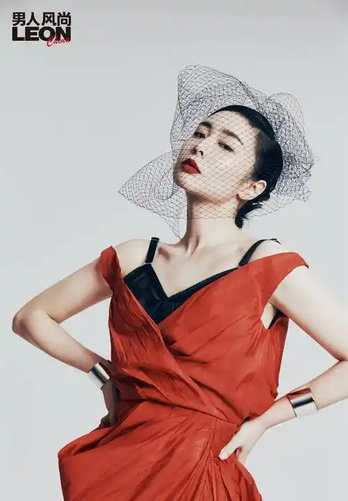 狂飙大嫂高叶又拍大片穿深v套装冷峻霸气身材依然火辣