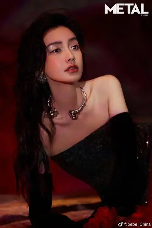 珠片羽毛礼服裙,拍摄《metal》封面故事大片亮片羽毛交织明艳与高级