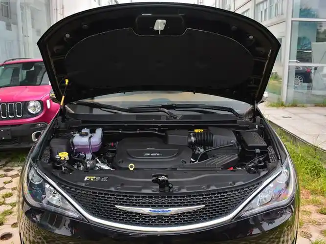 克莱斯勒  3.6l 发动机舱