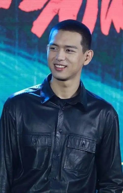 都说寸头难驾驭可李现穿皮衣留寸头男人味十足一点都不丑