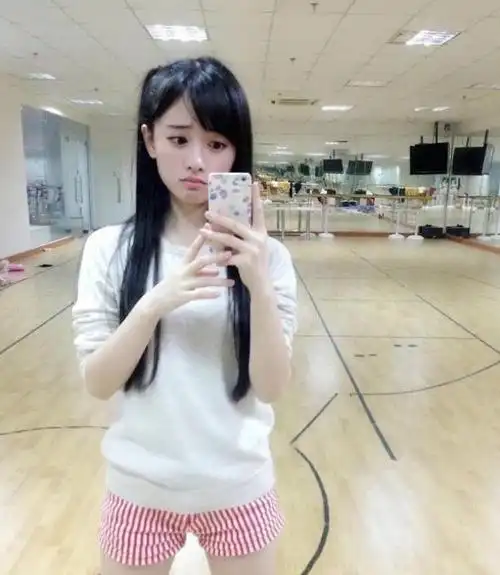 鞠婧祎童年旧照终于曝光颜值出众还有模特鼻梁却被她妈妈吸引