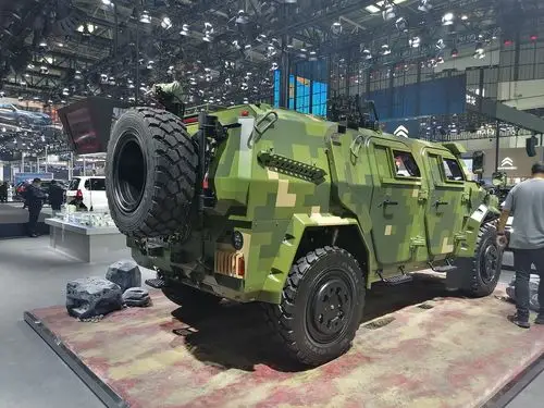 北京车展实拍东风猛士装甲车亮相高大威猛的大块头