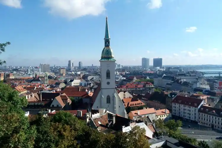 斯洛伐克首都布拉迪斯拉发市西部的多脑河畔风景