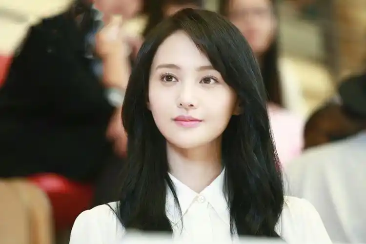 郑爽被封杀影视剧纷纷撤档制作人后悔没有配置人设崩塌险