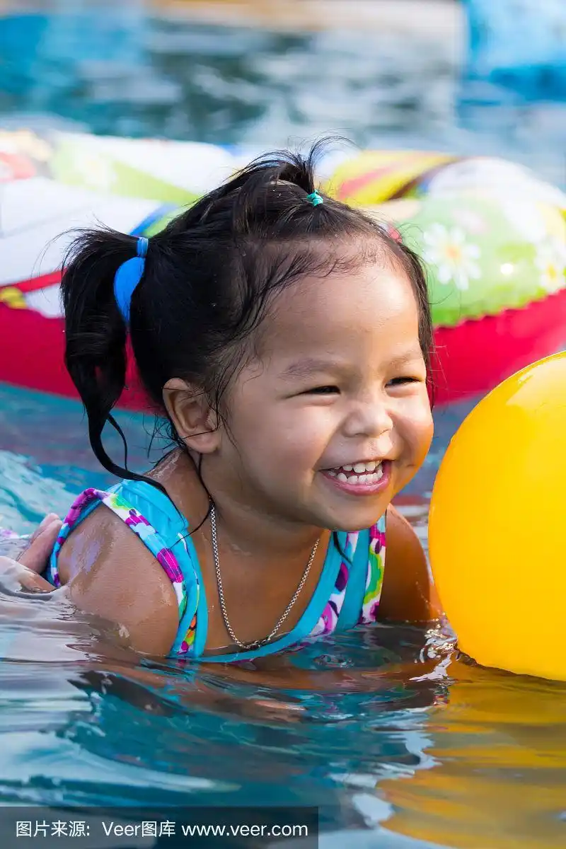 可爱的小女孩在游泳池里玩