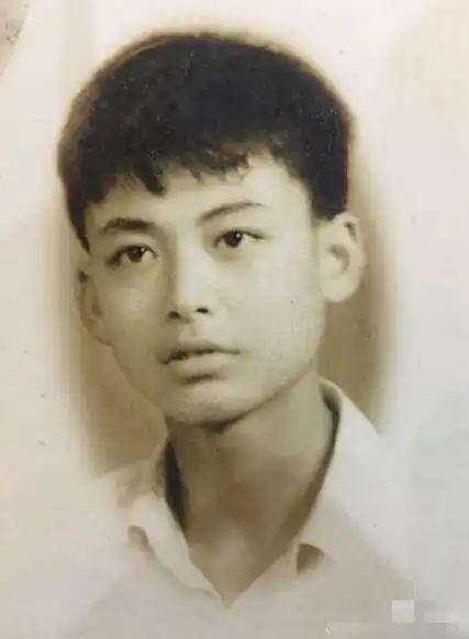 今日(7月25日),李易峰晒出爸爸年轻时的照片,配文称:"祝这位年轻人