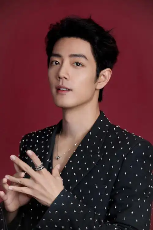 大背头!无袖!手臂上还有痣,性感美神肖战啊啊啊啊啊美爆了!