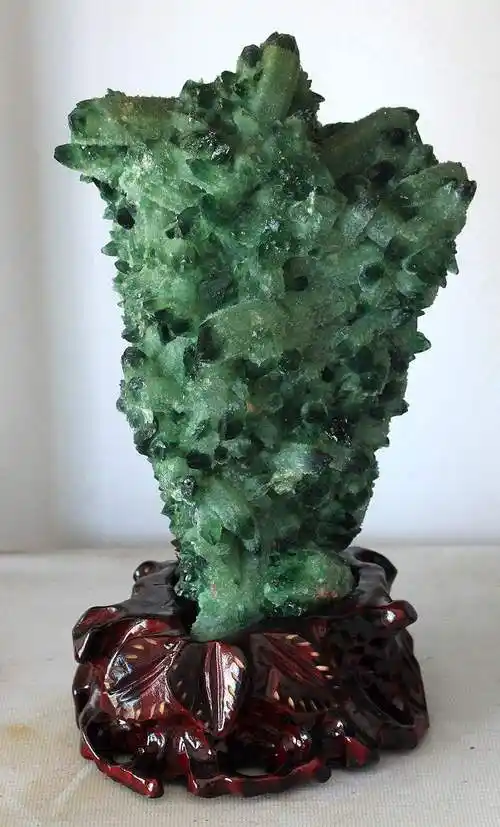 因为心轮的颜色是绿色的,所以自然界绿色的矿石可以统称为绿水晶常常