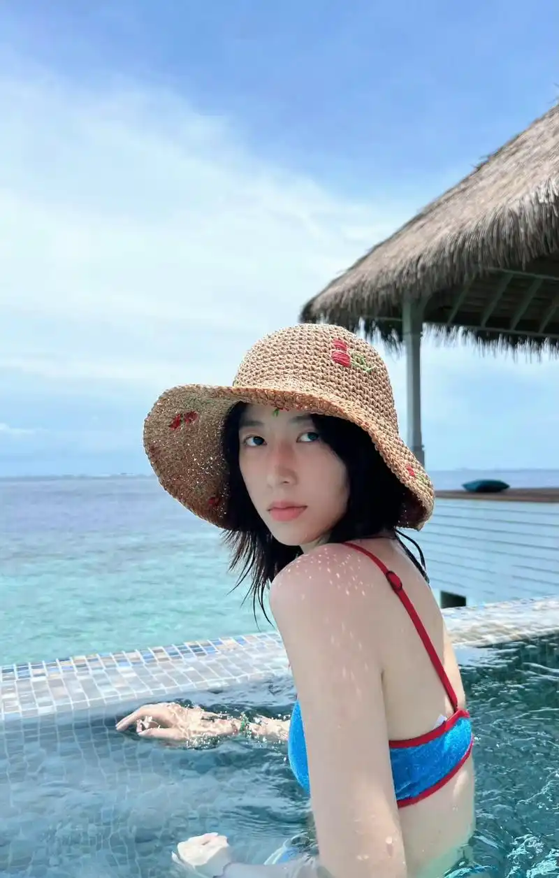 周雨彤[心]  海边蓝色泳装93 #周雨彤# #九月动态激励计划