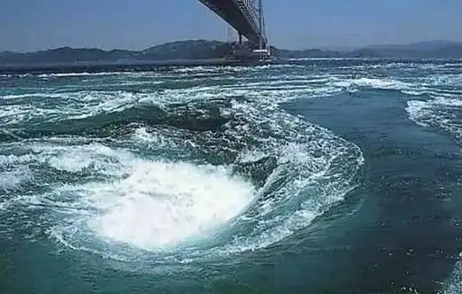 海上的漩涡有多恐怖,船只几秒钟就被吞噬(无数人命丧海底)