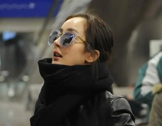 杨幂穿休闲装现身机场 遇拍照挥手打招呼