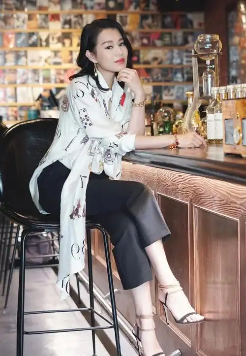 胡杏儿真会穿,阔腿裤把高跟鞋都"遮住",配红色西装气场1米8