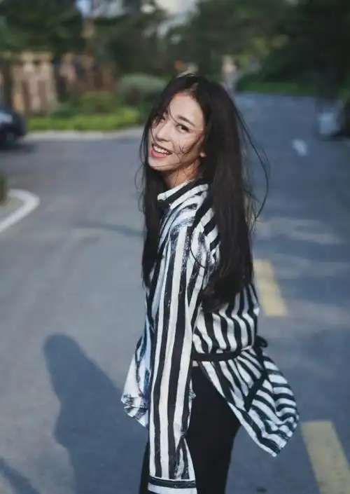 2022年丨周雨彤代言费(肖像照片授权两年报价)-新城商务网