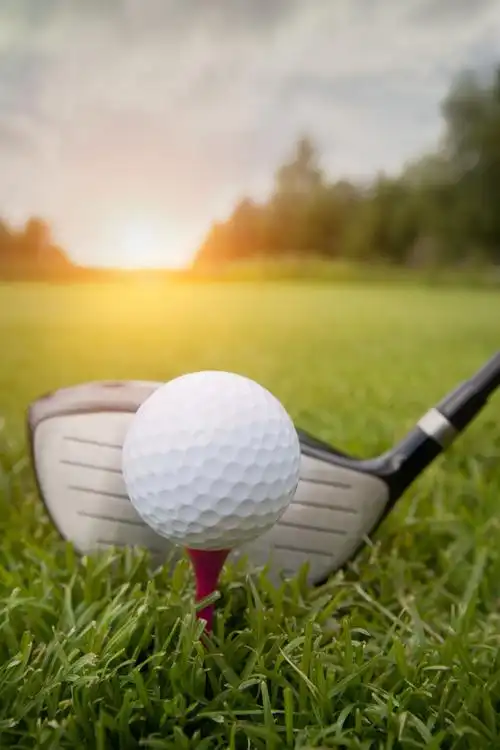 女高尔夫球手对着镜头微笑