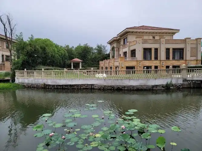 如此优雅的水岸独栋别墅谁会不喜欢呢