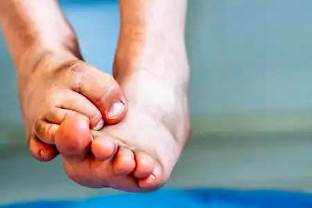 小女孩脏脚丫图片