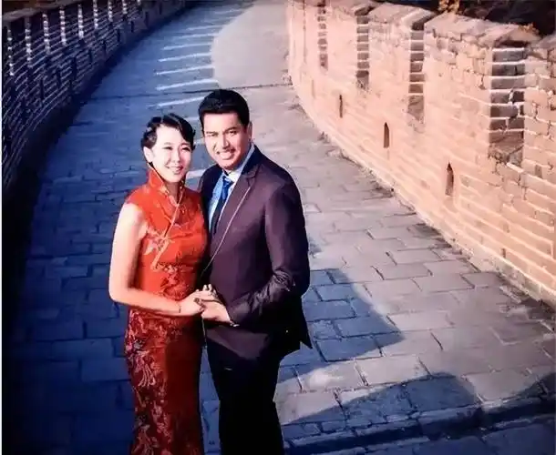 冯坤一家近况:44岁保养似少女,56岁老公高大魁梧,混血儿子像妈