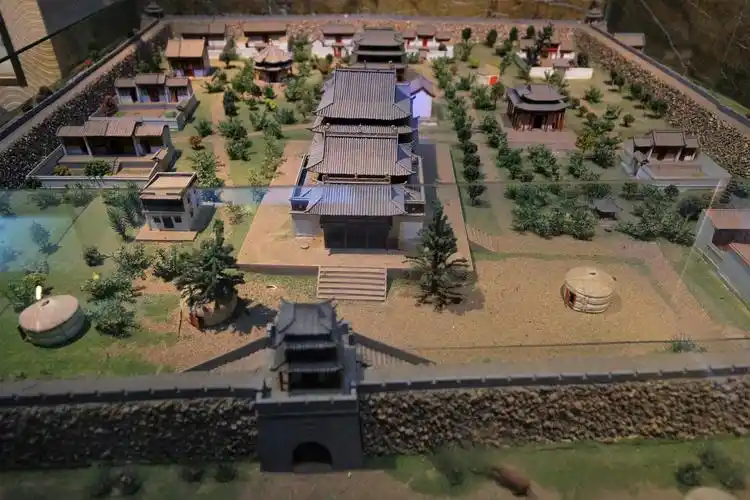 这是古代美岱召城寺全景模型.