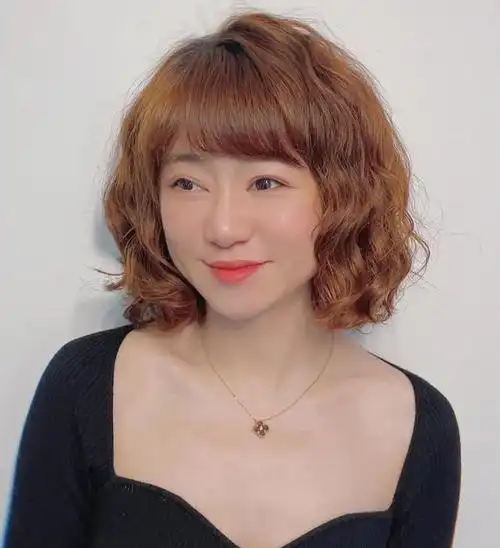 2,五六十岁的女人别乱烫发,这几种卷发好看又接地气,减龄又显气质