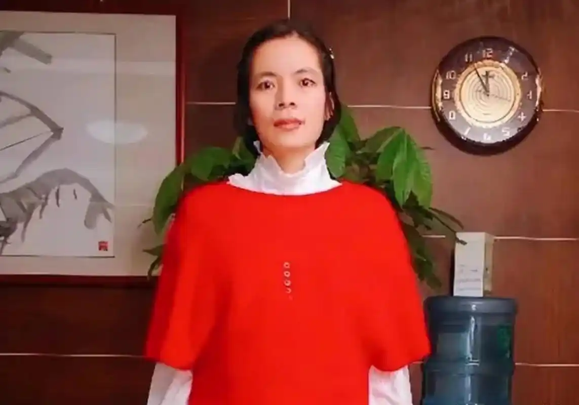 "她怀的不会是"鬼胎"吧!她肚子大的那么吓人!