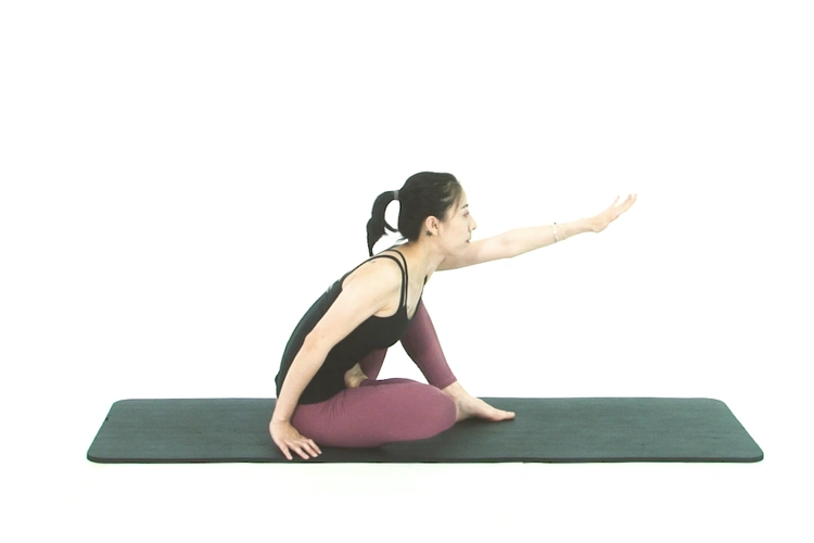 蓝菲瑜伽高难坐姿圣哲玛里奇二式