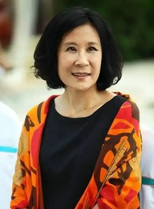 放弃中国国籍后定居国外,后来又回国演戏赚钱,她们结果如何_苏小明