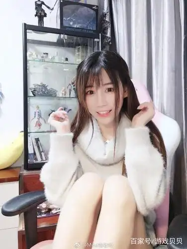 二次元大美女misa喵老师:上半身毛衣,下半身光腿!