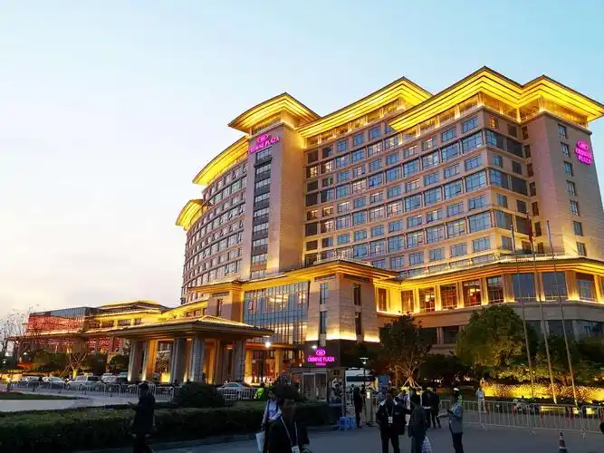 运博会旁的皇冠国际大酒店夜景