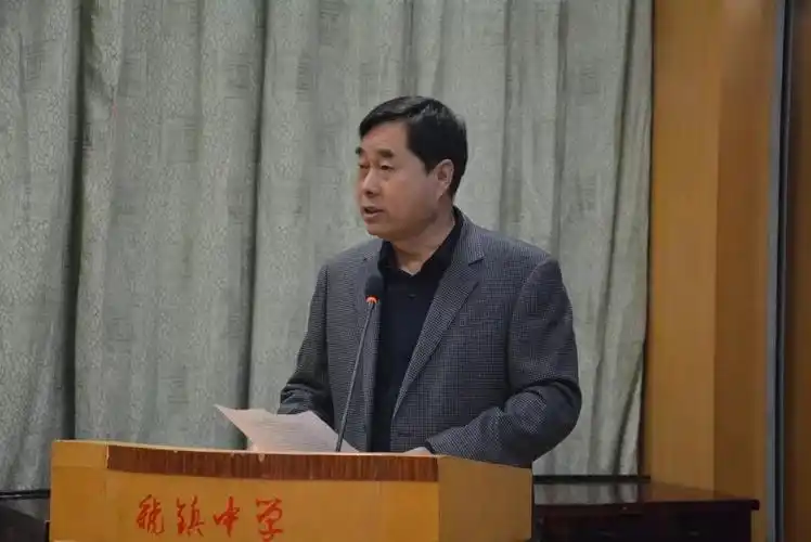 局长作了精彩致辞,展望陈仓区教育事业的发展,肯定虢镇中学的办学成果