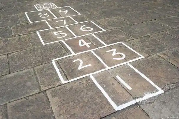 重回童年!80年代经典跳格子游戏,让你忍不住想玩!