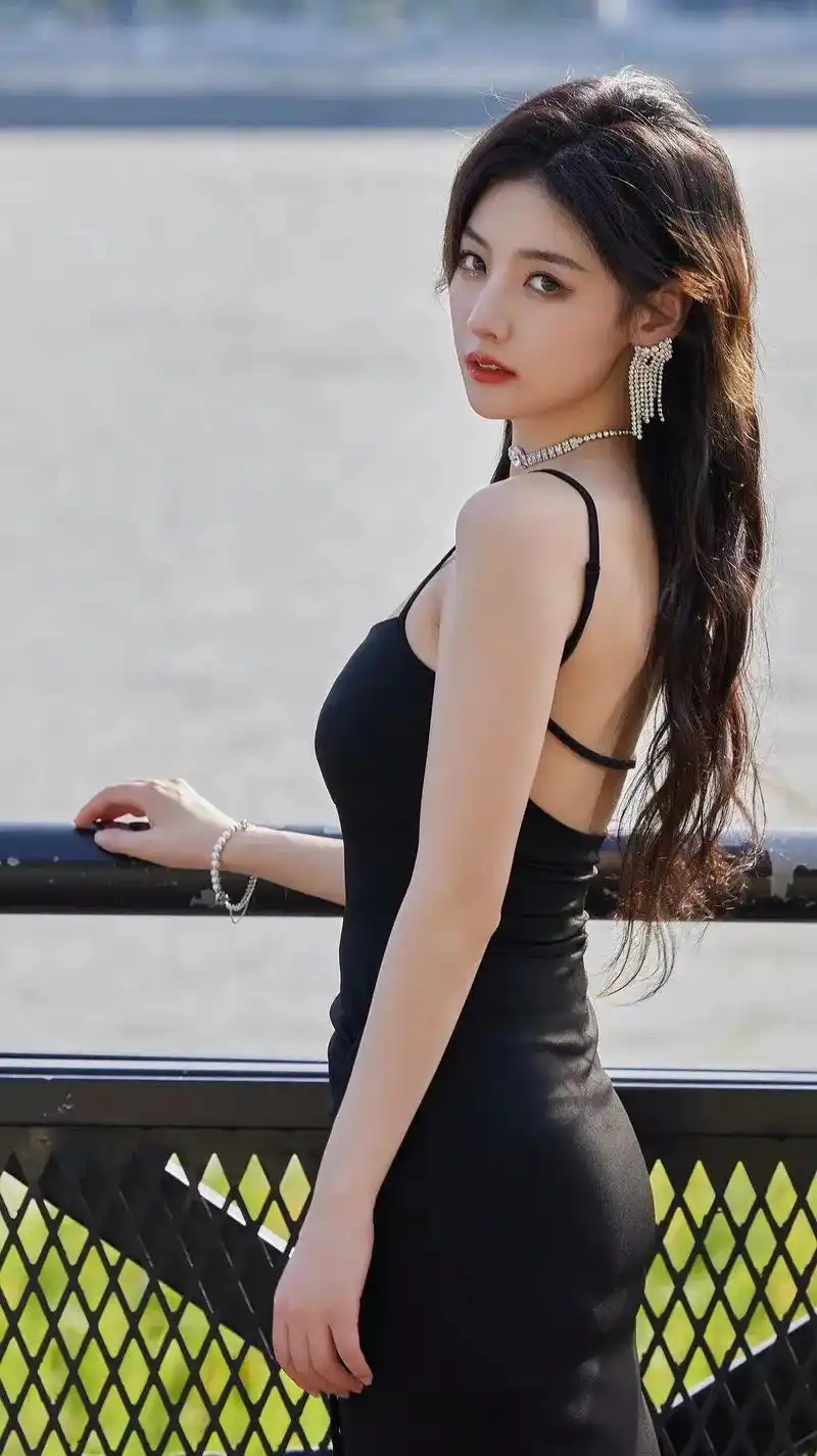 赵粤,穿黑色吊带内衣衬托的性感迷人