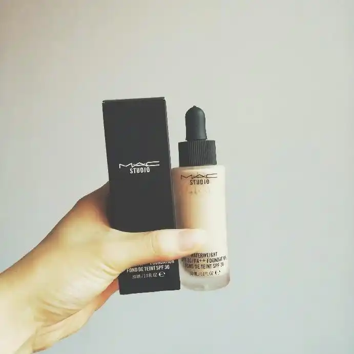 mac水漾轻盈滴管粉底液,色号n12,亚洲限定色不是很好买,是粉调最白