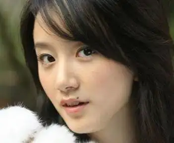 小编觉得她的嘴型很美观,有一颗痣在上面更有种灵动的少女滋味