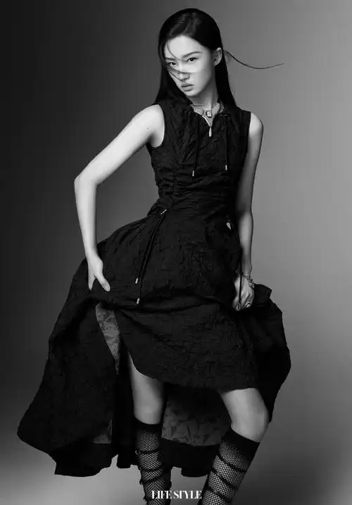 双封面##谋女郎王佳怡古典时尚大片#《@精品购物指南》3月刊封面人物