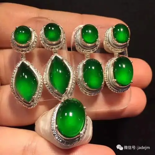 近日一批玻璃种帝王绿戒面火爆瑞丽朋友圈