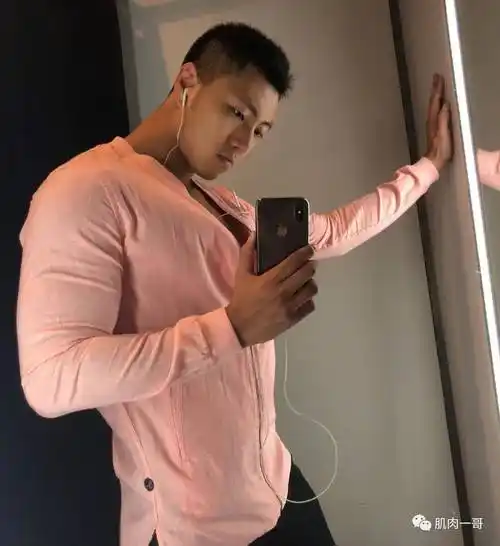 上海肌肉男居家隔离期间秀身材这肉体太撩了