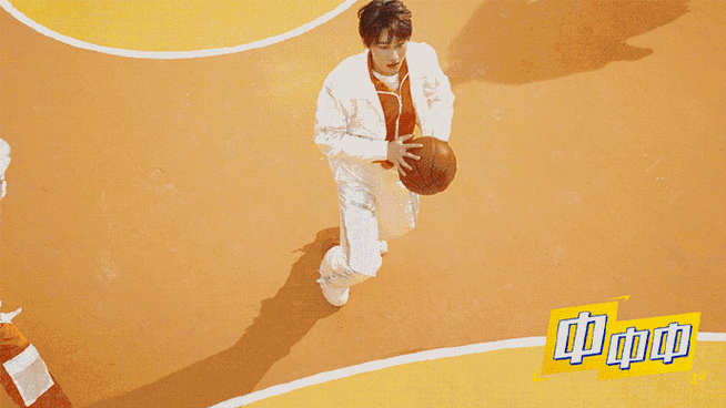 一边欣赏王一博和时代少年团的打碟