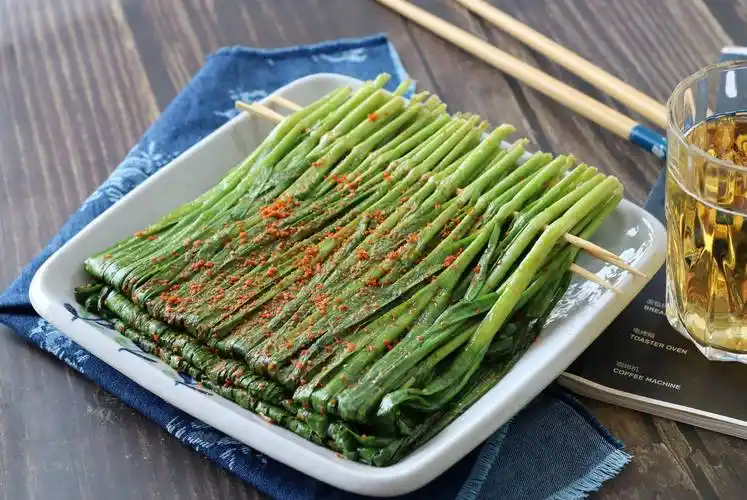 想吃烧烤不用买,用平底锅就能做,5分钟上桌_韭菜_叶子上_根部