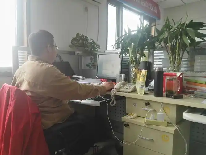 【请开始你的表演】机票代理人(gou)的办公室一角