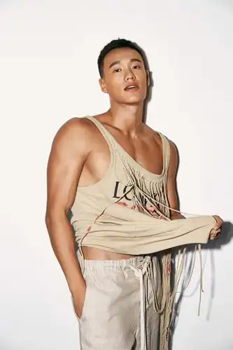 青年演员翟宇佳酷帅出击时尚大片展露型男魅力