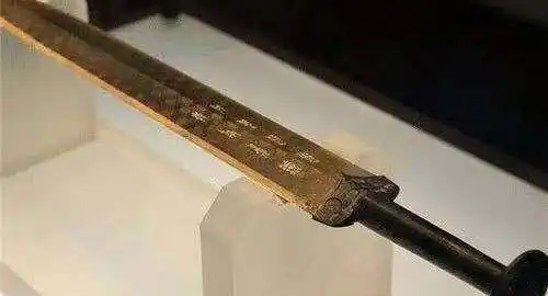 很多收藏学家更是开始展示自己收藏了各种青铜剑,2013年的时候王氏