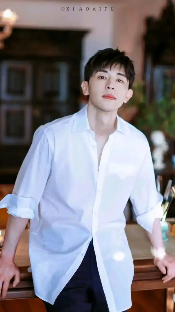 邓伦最新的正面照片状态和18年的旭凤一样王者气质,气场全开,一身白衣